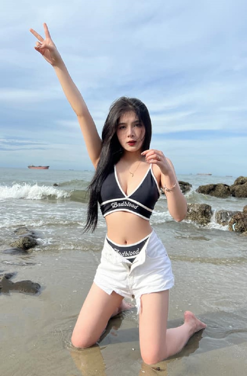 Quỳnh Alee sexy 8