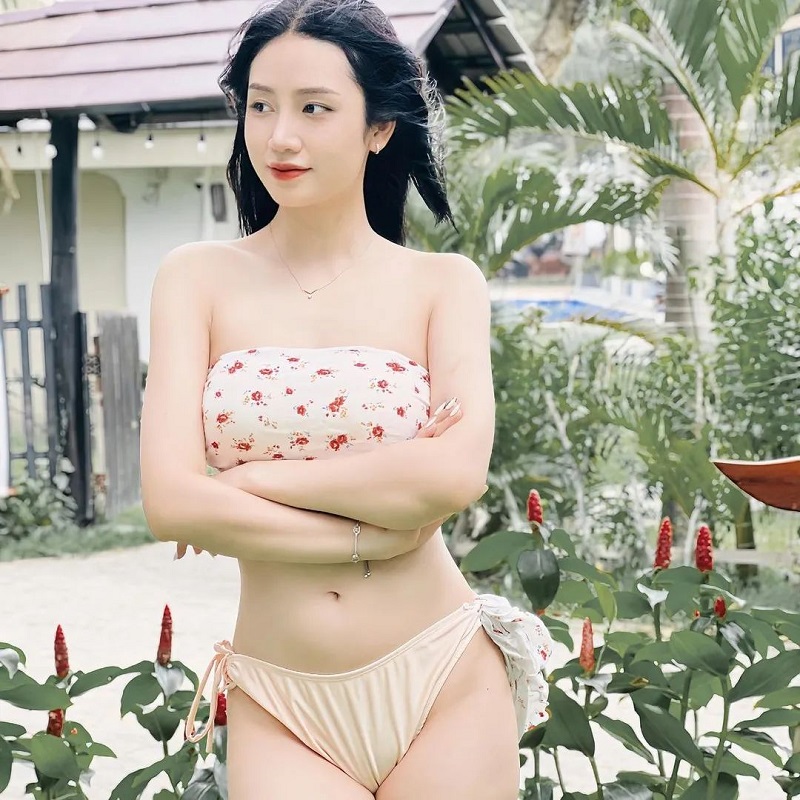 Quỳnh Moon mặc bikini 11