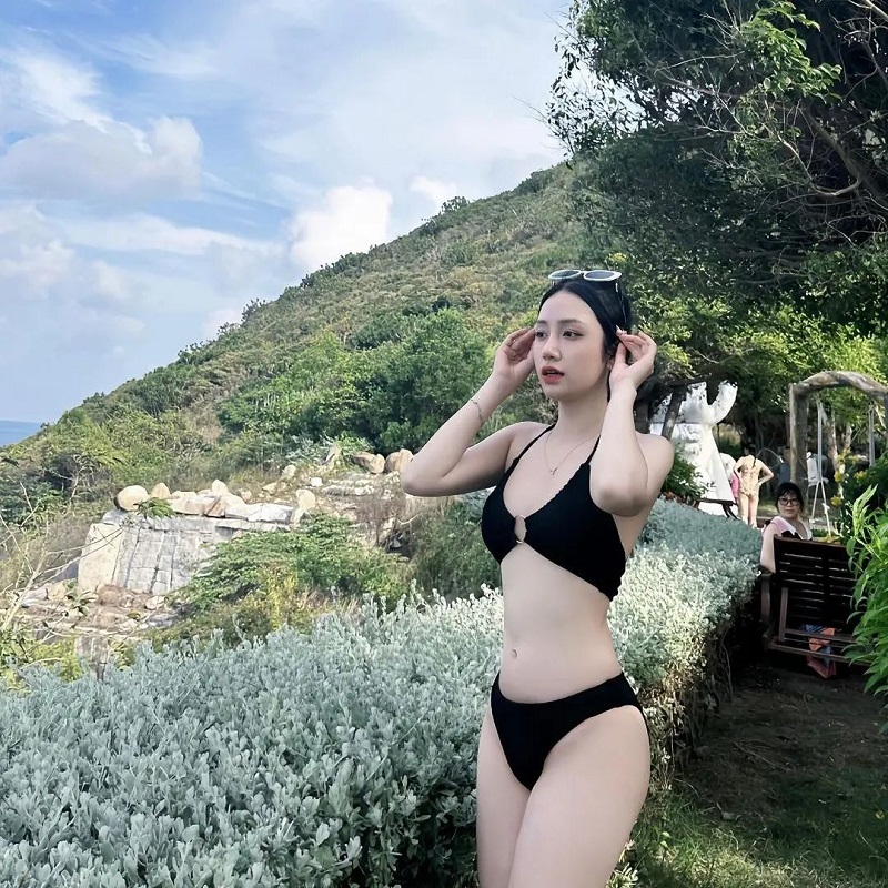 Quỳnh Moon mặc bikini 13