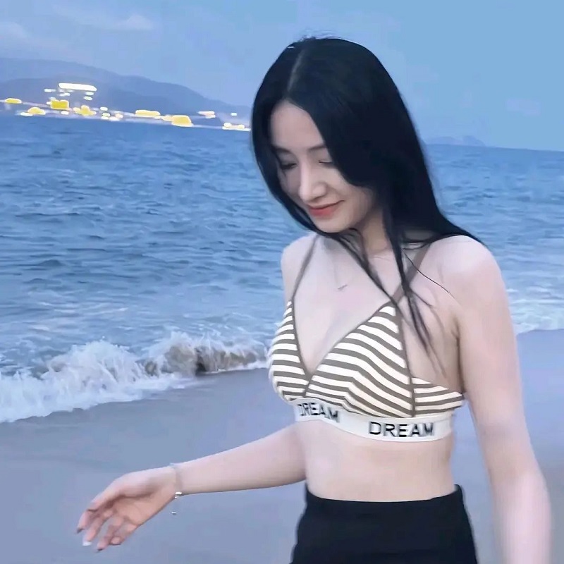 Quỳnh Moon mặc bikini 16