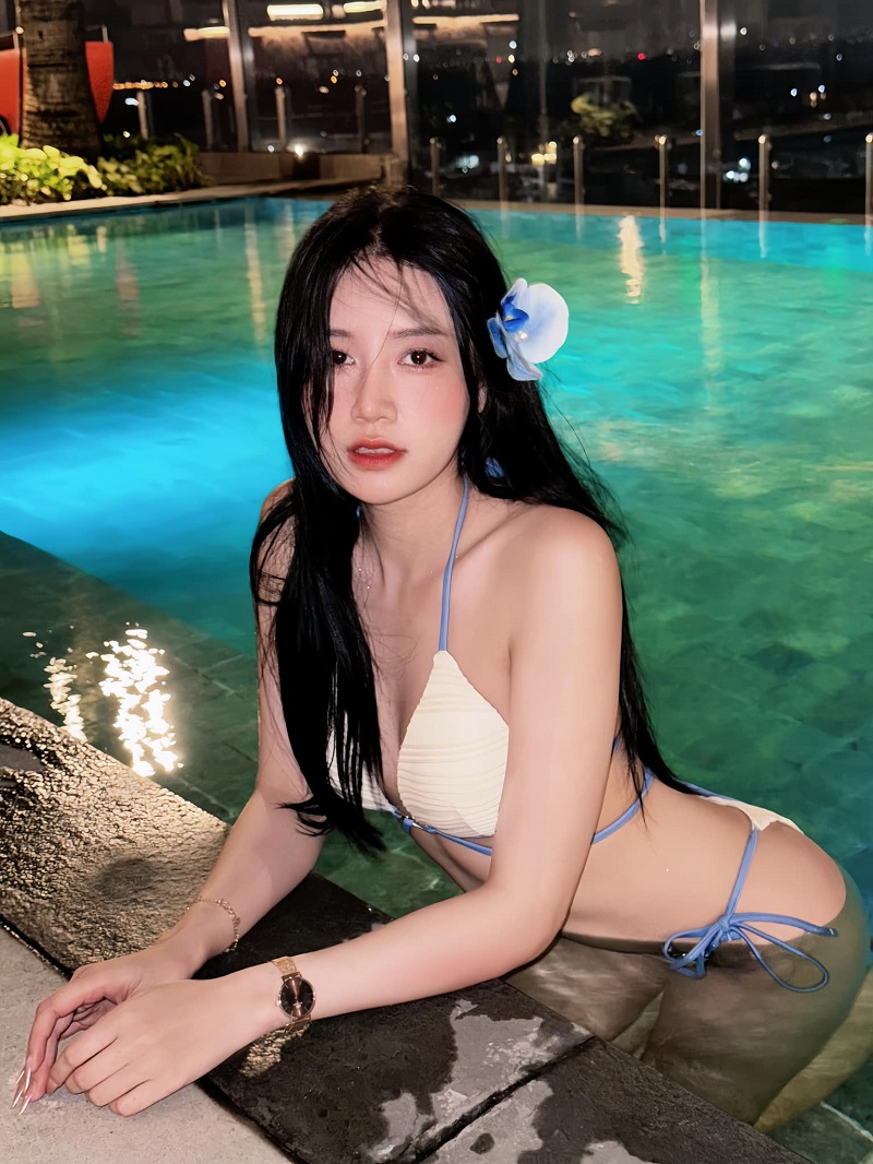 Quỳnh Moon mặc bikini 2