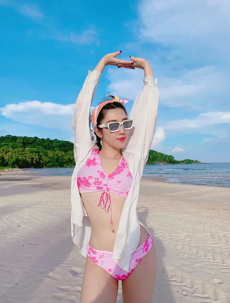 Thúy Ngân bikini 16