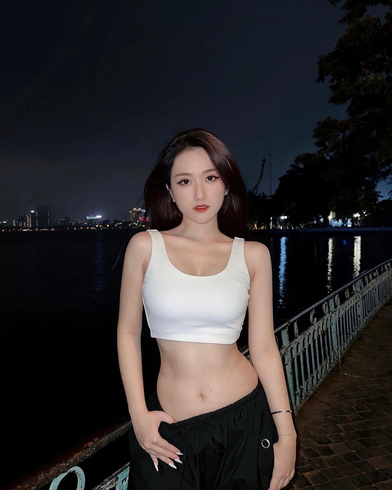 Linh Nắng sexy 6